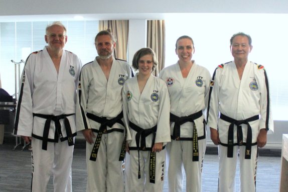 Lars, Ishbel en Madelief Jeuken met Grandmaster Hwang Ho Yong en Grandmaster Wayne Brown. Cyprus 2022